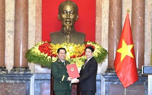 Chủ tịch nước trao quyết định thăng quân hàm 1 Đại tướng, 2 Thượng tướng, bổ nhiệm Chủ nhiệm Tổng cục Chính trị