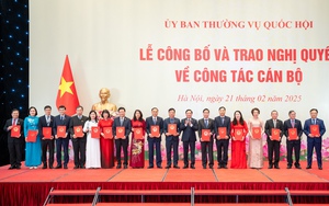 Trao Nghị quyết về công tác cán bộ đối với các Phó Chủ nhiệm Ủy ban của Quốc hội và ĐBQH chuyên trách