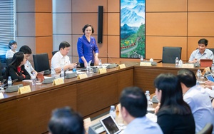 Đề nghị hướng dẫn cụ thể khi sắp xếp, sáp nhập các địa phương có đặc thù riêng biệt; gỡ vướng trong việc bổ nhiệm nhân sự quản lý y tế, giáo dục