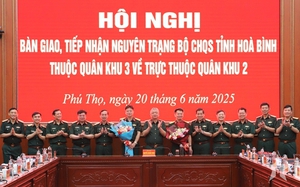 SẮP XẾP CƠ QUAN QUÂN SỰ ĐỊA PHƯƠNG: Bàn giao nguyên trạng Bộ Chỉ huy Quân sự tỉnh Hòa Bình về Quân khu 2