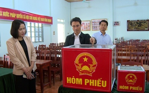 Trước khi bỏ phiếu, thủ tục kiểm tra hòm phiếu được thực hiện như thế nào?