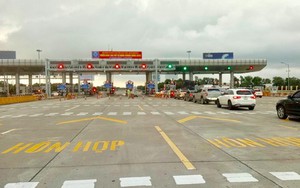 Lùi xe tại trạm thu phí trên cao tốc để xử lý sự cố có bị phạt nguội?