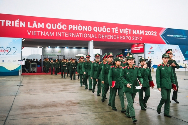Người dân Thủ đô đội mưa rét tham quan Triển lãm Quốc phòng quốc tế 2022 - Ảnh 4.