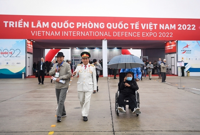 Người dân Thủ đô đội mưa rét tham quan Triển lãm Quốc phòng quốc tế 2022 - Ảnh 5.