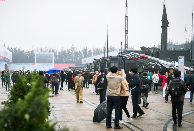 Người dân Thủ đô đội mưa rét tham quan Triển lãm Quốc phòng quốc tế 2022 - Ảnh 8.
