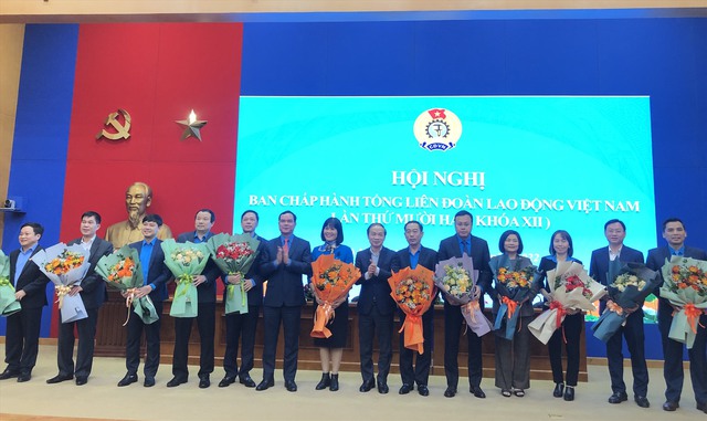 Bầu bổ sung 2 tân Ủy viên Đoàn Chủ tịch; 11 Ủy viên Ban Chấp hành Tổng Liên đoàn Lao động Việt Nam khóa XII - Ảnh 1.