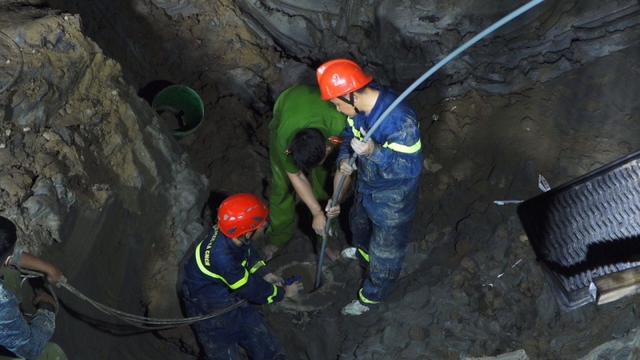 Huy động mọi lực lượng, phương tiện, 'chạy đua với thời gian' cứu nạn cháu bé rơi xuống ống cọc bê tông sâu 35m - Ảnh 2.