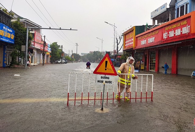 Khẩn cấp ứng phó mưa lũ; sơ tán ngay người dân ra khỏi khu vực nguy hiểm; bảo đảm an toàn tính mạng cho học sinh, giáo viên - Ảnh 5.