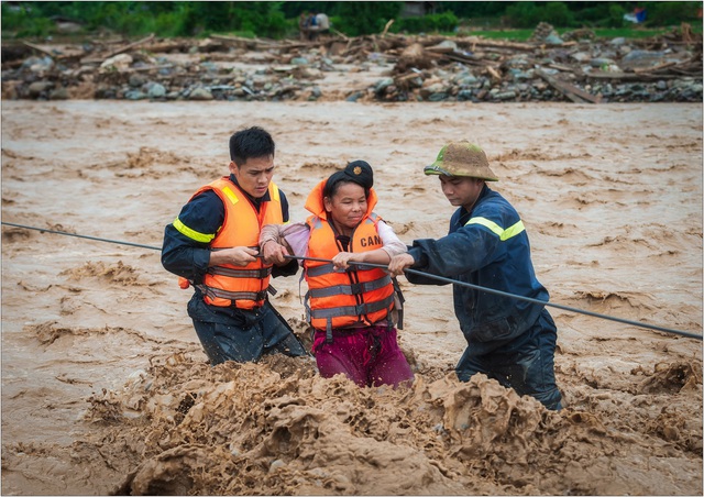 Khẩn cấp ứng phó mưa lũ; sơ tán ngay người dân ra khỏi khu vực nguy hiểm; bảo đảm an toàn tính mạng cho học sinh, giáo viên - Ảnh 2.