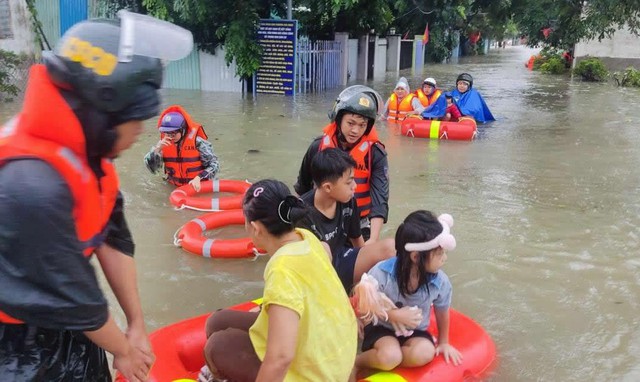 Thừa Thiên Huế, Đà Nẵng mưa lớn, có nơi trên 800mm; cảnh báo rủi ro thiên tai cấp 4 - Ảnh 1.