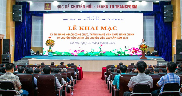 Bổ nhiệm, xếp lương cán bộ trúng tuyển kỳ thi nâng ngạch công chức, thăng hạng viên chức 2023- Ảnh 1.