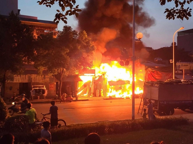 Vụ cháy làm 3 người tử vong tại Hà Nội: Khẩn trương khắc phục hậu quả và hỗ trợ gia đình người bị nạn - Ảnh 1.