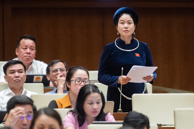 Đại biểu Quốc hội đề nghị cần có chính sách tiền lương thỏa đáng cho cán bộ, công chức cấp xã - Ảnh 1.