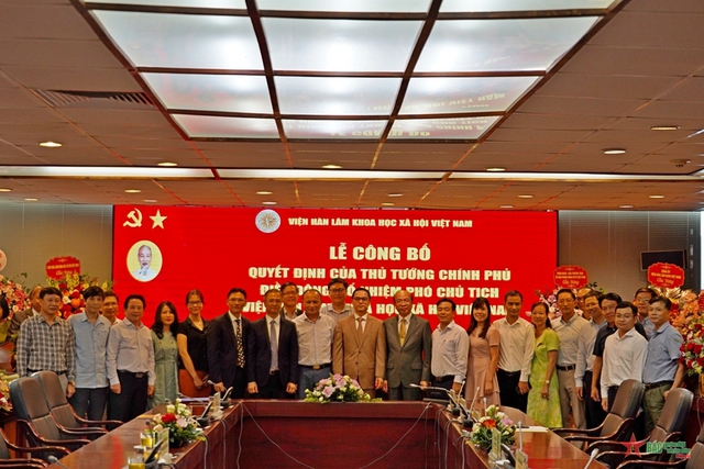 Công bố quyết định của Thủ tướng điều động, bổ nhiệm Phó Chủ tịch Viện Hàn lâm KHXH Việt Nam - Ảnh 2.