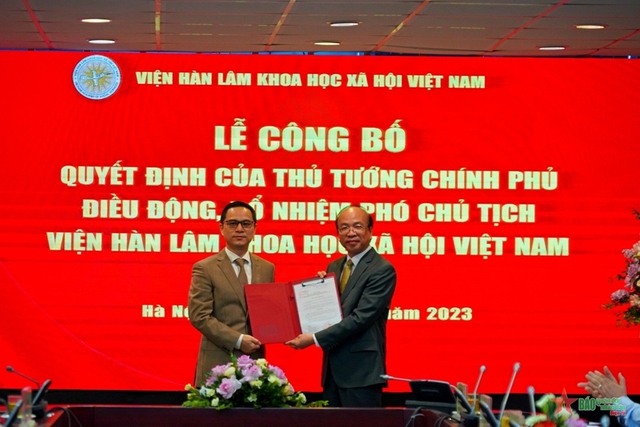 Công bố quyết định của Thủ tướng điều động, bổ nhiệm Phó Chủ tịch Viện Hàn lâm KHXH Việt Nam - Ảnh 1.