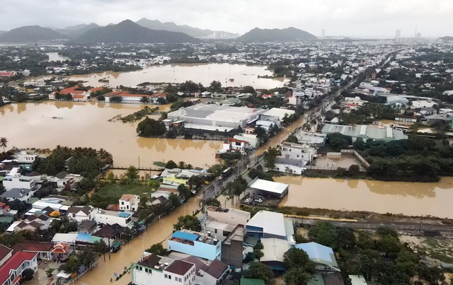 Mưa lũ miền Trung: Đường nối Nha Trang - Đà Lạt tê liệt hoàn toàn; dừng 12 đoàn tàu khách- Ảnh 4.