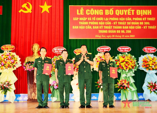 Sáp nhập, tổ chức lại cơ quan Hậu cần-Kỹ thuật của sư đoàn và trao các quyết định về công tác cán bộ- Ảnh 1.