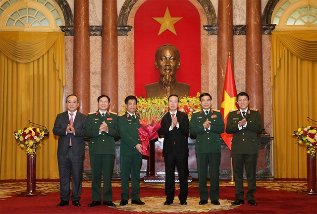Chủ tịch nước Võ Văn Thưởng trao quyết định thăng quân hàm Thượng tướng Quân đội nhân dân Việt Nam - Ảnh 1.