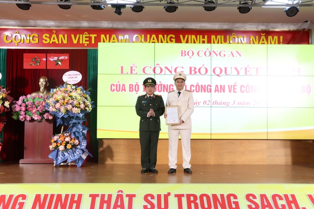 Thiếu tướng Đinh Văn Nơi trao quyết định bổ nhiệm tân Phó Giám đốc Công an tỉnh Quảng Ninh - Ảnh 1.