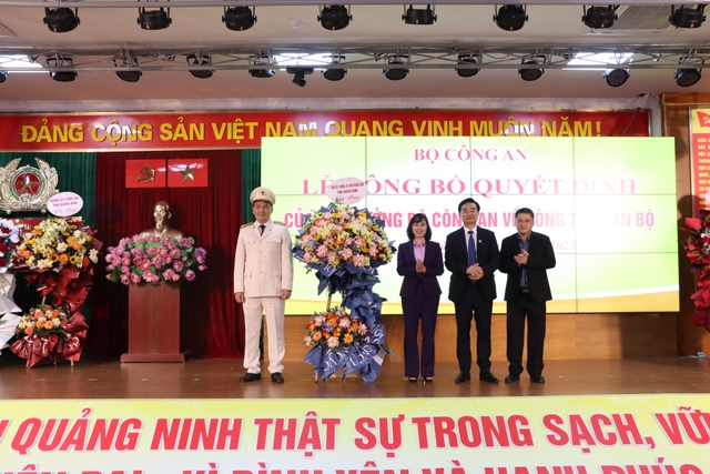 Thiếu tướng Đinh Văn Nơi trao quyết định bổ nhiệm tân Phó Giám đốc Công an tỉnh Quảng Ninh - Ảnh 2.