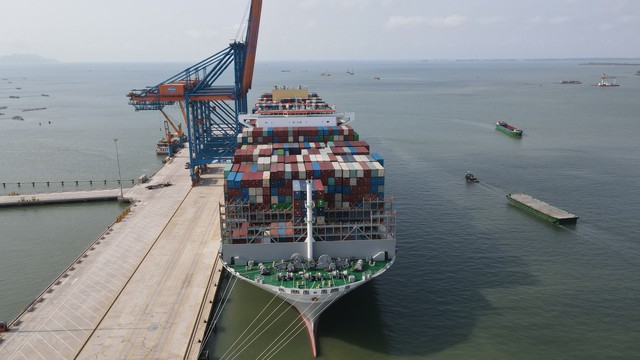 Cảng biển đặc biệt Việt Nam đón Siêu tàu lớn nhất thế giới - Ảnh 1.