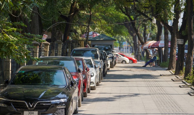 Sẽ quy định cụ thể về quản lý ô tô dừng, đỗ trên vỉa hè, lòng đường - Ảnh 3.