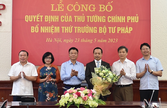 Phó Thủ tướng Trần Lưu Quang trao quyết định bổ nhiệm tân Thứ trưởng - Ảnh 2.
