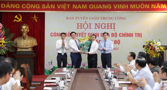 Công bố quyết định của Bộ Chính trị về công tác cán bộ - Ảnh 4.