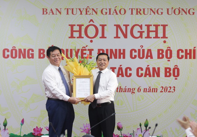 Công bố quyết định của Bộ Chính trị về công tác cán bộ - Ảnh 1.