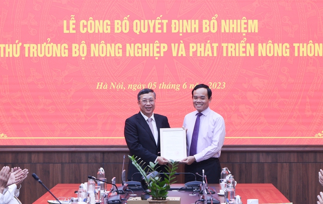 Phó Thủ tướng Trần Lưu Quang trao quyết định bổ nhiệm tân Thứ trưởng - Ảnh 1.