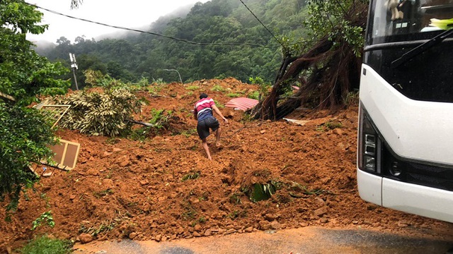 Phó Thủ tướng Trần Lưu Quang đến hiện trường kiểm tra, chỉ đạo khắc phục hậu quả vụ sạt lở nghiêm trọng tại Lâm Đồng - Ảnh 8.