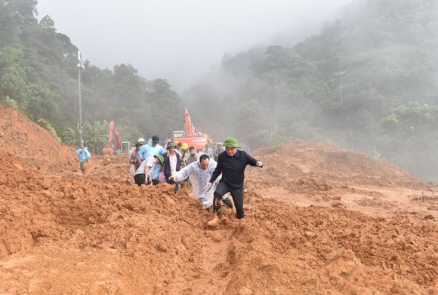 Phó Thủ tướng Trần Lưu Quang đến hiện trường kiểm tra, chỉ đạo khắc phục hậu quả vụ sạt lở nghiêm trọng tại Lâm Đồng - Ảnh 1.