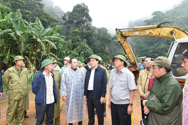 Phó Thủ tướng Trần Lưu Quang đến hiện trường kiểm tra, chỉ đạo khắc phục hậu quả vụ sạt lở nghiêm trọng tại Lâm Đồng - Ảnh 4.