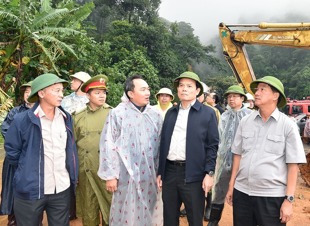 Phó Thủ tướng Trần Lưu Quang đến hiện trường kiểm tra, chỉ đạo khắc phục hậu quả vụ sạt lở nghiêm trọng tại Lâm Đồng - Ảnh 5.
