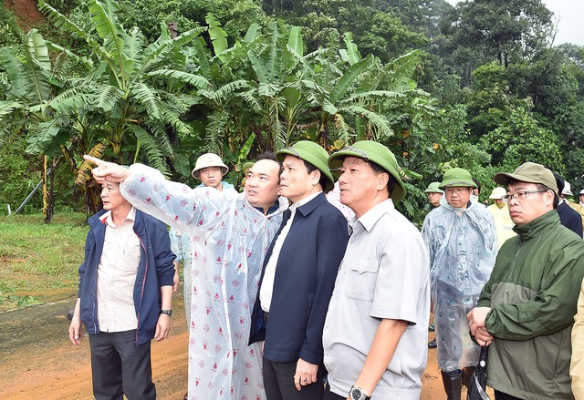 Phó Thủ tướng Trần Lưu Quang đến hiện trường kiểm tra, chỉ đạo khắc phục hậu quả vụ sạt lở nghiêm trọng tại Lâm Đồng - Ảnh 6.