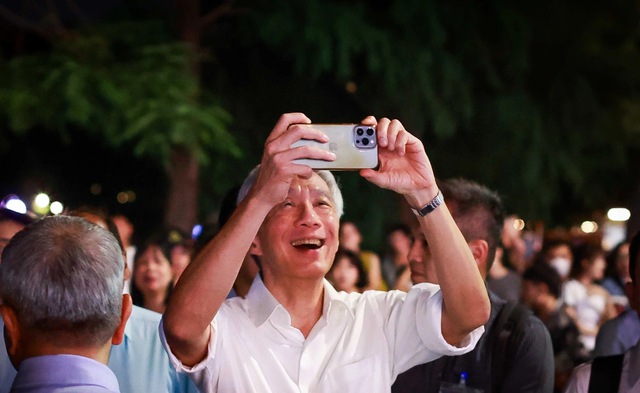 Thủ tướng Singapore Lý Hiển Long đi dạo quanh Hồ Hoàn Kiếm, thưởng thức ẩm thực Thủ đô - Ảnh 3.