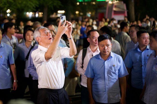 Thủ tướng Singapore Lý Hiển Long đi dạo quanh Hồ Hoàn Kiếm, thưởng thức ẩm thực Thủ đô - Ảnh 5.