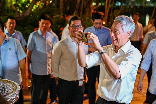 Thủ tướng Singapore Lý Hiển Long đi dạo quanh Hồ Hoàn Kiếm, thưởng thức ẩm thực Thủ đô - Ảnh 9.