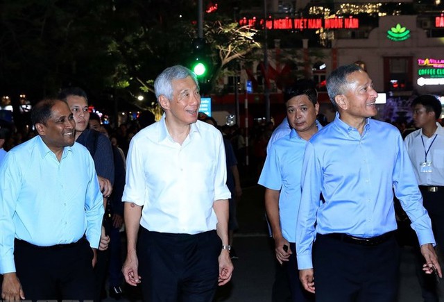 Thủ tướng Singapore Lý Hiển Long đi dạo quanh Hồ Hoàn Kiếm, thưởng thức ẩm thực Thủ đô - Ảnh 1.
