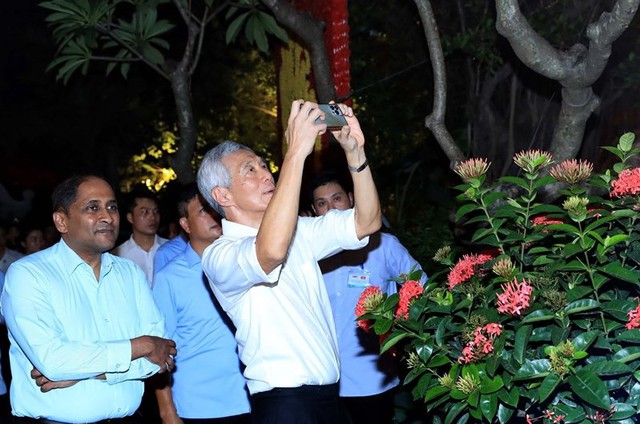 Thủ tướng Singapore Lý Hiển Long đi dạo quanh Hồ Hoàn Kiếm, thưởng thức ẩm thực Thủ đô - Ảnh 4.