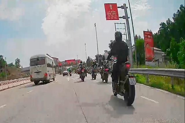 Đoàn xe phân khối lớn đi vào cao tốc đâm Cảnh sát giao thông: Có dấu hiệu hình sự - Ảnh 2.