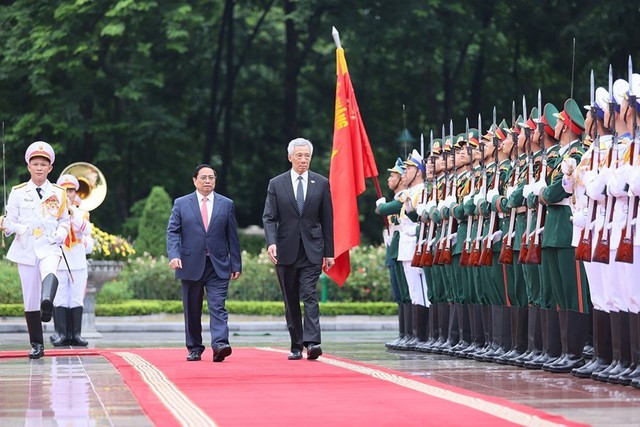 Thủ tướng Phạm Minh Chính chủ trì lễ đón Thủ tướng Singapore Lý Hiển Long - Ảnh 2.