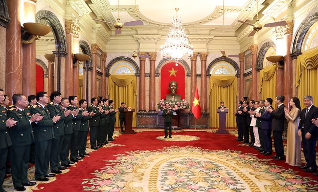 Chủ tịch nước Võ Văn Thưởng trao quyết định thăng quân hàm Thượng tướng Quân đội nhân dân Việt Nam - Ảnh 6.