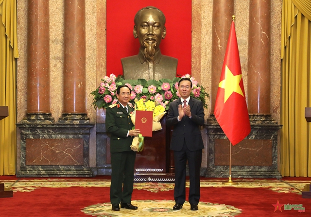 Chủ tịch nước Võ Văn Thưởng trao quyết định thăng quân hàm Thượng tướng Quân đội nhân dân Việt Nam - Ảnh 1.