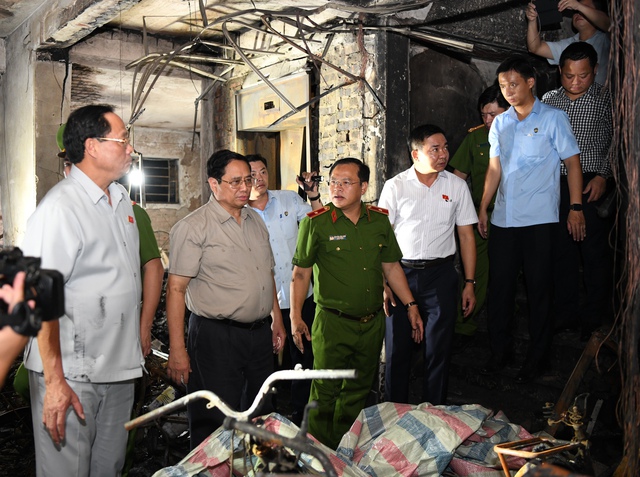 Thủ tướng thị sát hiện trường vụ cháy đặc biệt nghiêm trọng tại Hà Nội - Ảnh 3.
