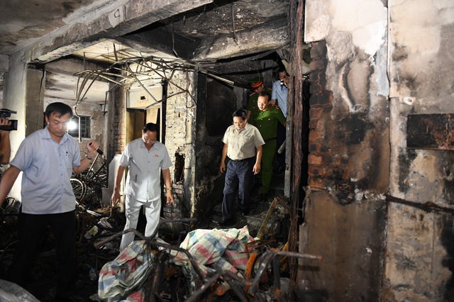 Thủ tướng thị sát hiện trường vụ cháy đặc biệt nghiêm trọng tại Hà Nội - Ảnh 3.