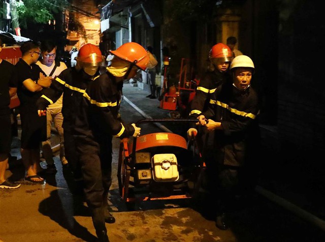 Thủ tướng thị sát hiện trường vụ cháy đặc biệt nghiêm trọng tại Hà Nội - Ảnh 5.