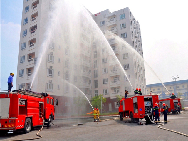 Thủ tướng chỉ đạo tổng rà soát, kiểm tra an toàn PCCC chung cư, tăng cường hướng dẫn kỹ năng PCCC và thoát nạn cho người dân - Ảnh 1.