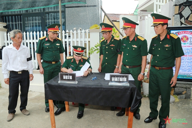 Truy tặng Huân chương Dũng cảm, Truy thăng quân hàm cho đồng chí Trương Hồng Kỳ hy sinh khi cứu người dân - Ảnh 3.