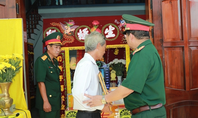 Truy tặng Huân chương Dũng cảm, Truy thăng quân hàm cho đồng chí Trương Hồng Kỳ hy sinh khi cứu người dân - Ảnh 2.